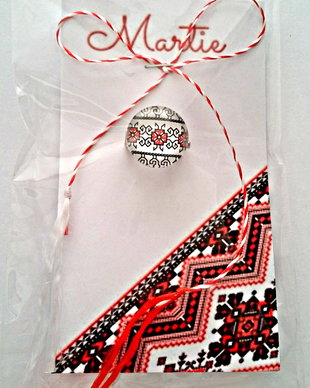 Brosa martisor cabochon sticla 14mm motive traditionale