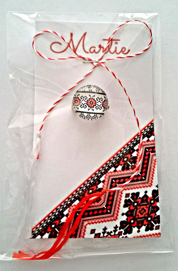 Brosa martisor cabochon sticla 14mm motive traditionale