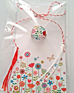 Brosa martisor cabochon sticla 14mm flori