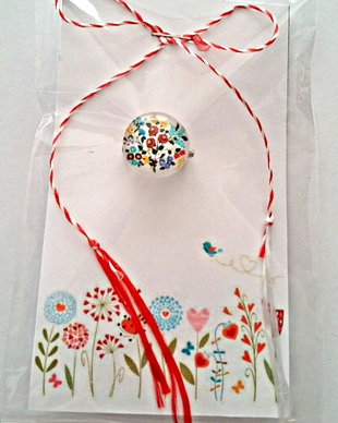 Brosa martisor cabochon sticla 14mm flori