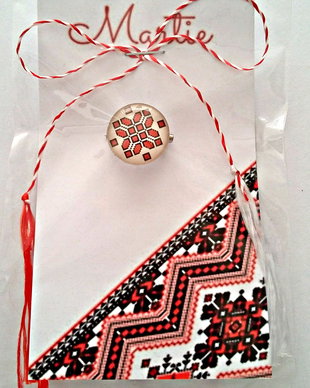 Brosa martisor cabochon sticla 14mm motive traditionale