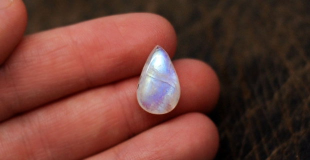 Moonstone lacrima flashy - aprox 16 x 10 mm