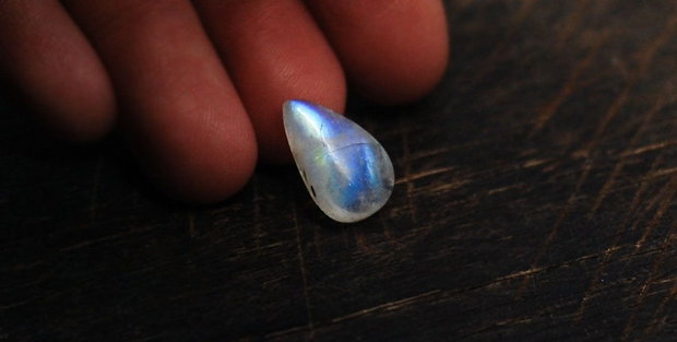Moonstone lacrima flashy - aprox 16 x 10 mm