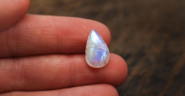 Moonstone lacrima flashy - aprox 16 x 10 mm
