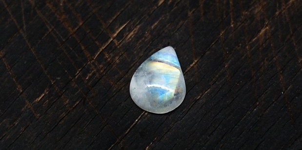 Moonstone rainbow  - aprox 16 x 13 mm