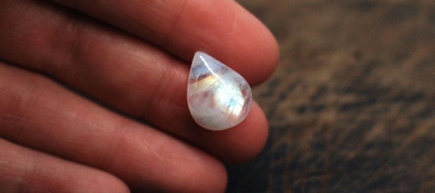 Moonstone rainbow  - aprox 16 x 13 mm