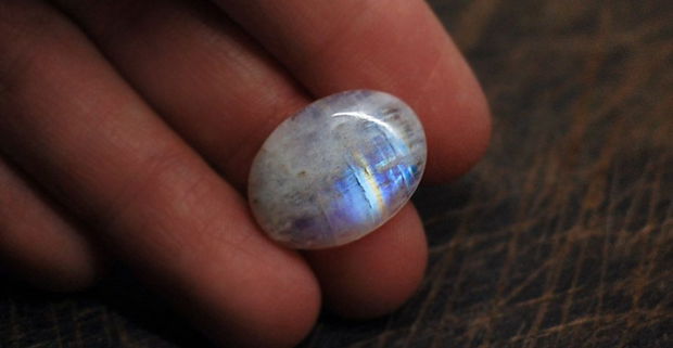 Moonstone rainbow oval - aprox 20 x 14.5 mm