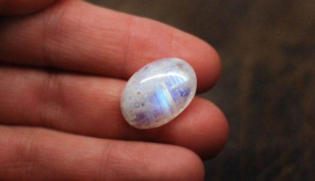 Moonstone rainbow oval - aprox 20 x 14.5 mm