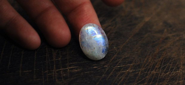 Moonstone rainbow oval - aprox 20 x 14.5 mm