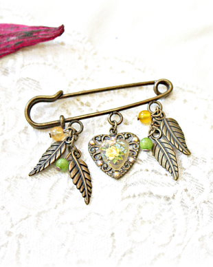 Brosa vintage cu trandafir galben jad si cristale Swarovski