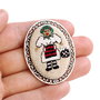 Brosa ovala cu broderie manuala-maramuresanca , pe panza taraneasca