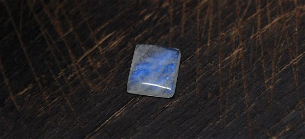 Moonstone cu subton albastru  - aprox 11.5 x 12.5 mm
