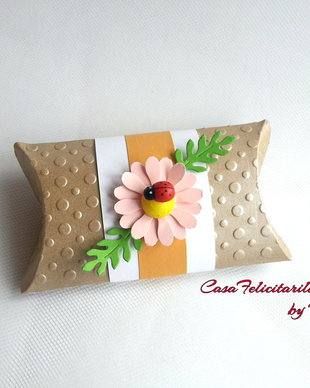 Cutie marturii botez decorata cu gargarita.