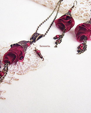 set dantelat cu boboci de trandafir burgundy
