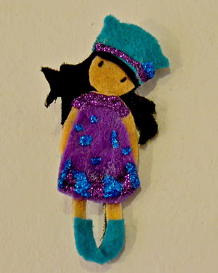 Brosa Martisor - Papusica cu caciulita