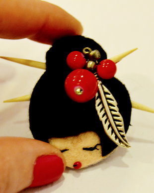 Brosa Martisor - Papusica Chan