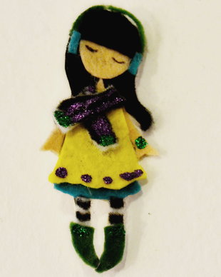 Brosa Martisor - Papusica muzicala 2
