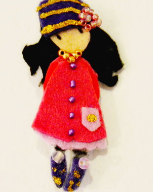 Brosa Martisor - Papusica caciulita