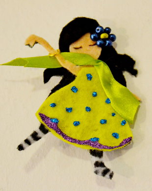 Brosa Martisor - Papusica dansatoare