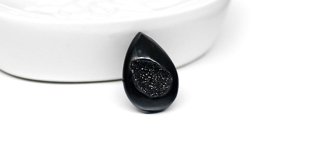 Cabochon Agat negru  cu formatiuni de cristale druzy