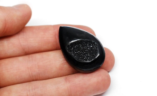Cabochon Agat negru  cu formatiuni de cristale druzy