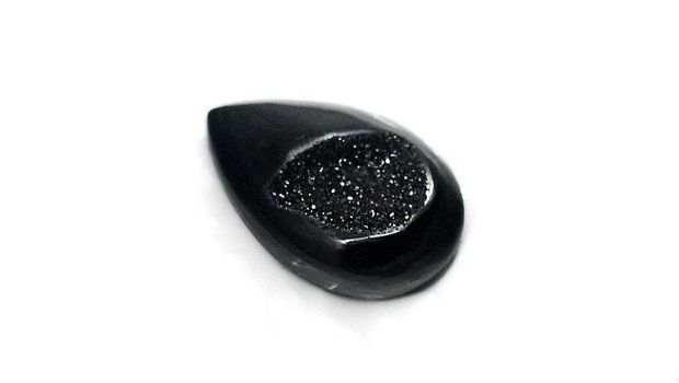 Cabochon Agat negru  cu formatiuni de cristale druzy