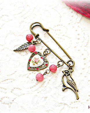 Brosa vintage cu trandafir corai jad si cristale Swarovski