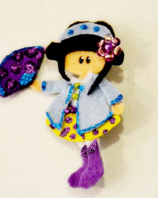 Brosa Martisor - Papusica cu evantai II