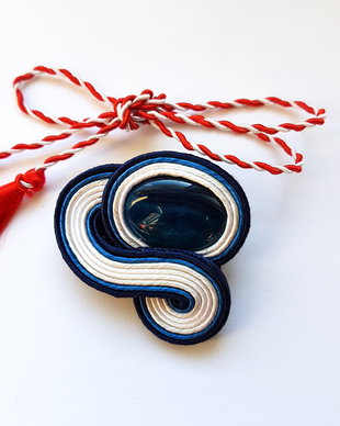 Brosa soutache agat alb-bleumarin