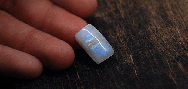 Moonstone  rainbow  - aprox 17 x 9 x 7 mm