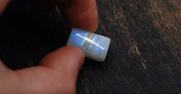Moonstone  rainbow  - aprox 17 x 9 x 7 mm