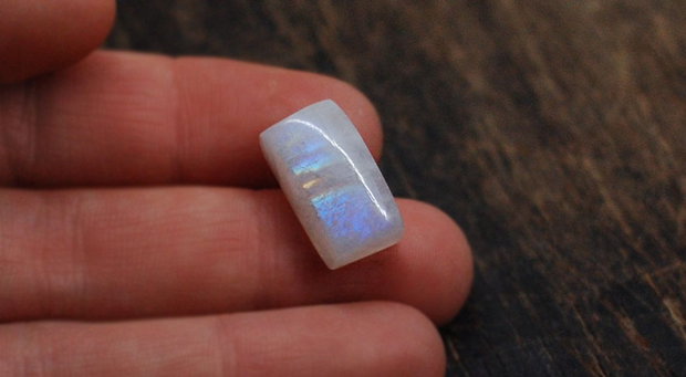 Moonstone  rainbow  - aprox 17 x 9 x 7 mm