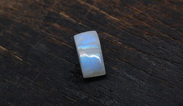 Moonstone  rainbow  - aprox 17 x 9 x 7 mm