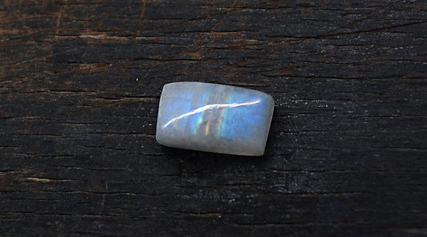 Moonstone  rainbow  - aprox 17 x 9 x 7 mm