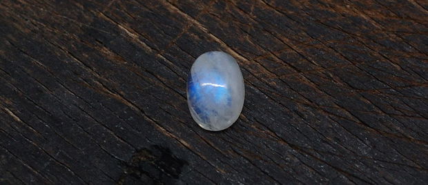 Moonstone  albastru oval - aprox 13.5 x 9.5  mm