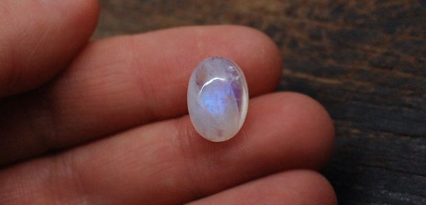 Moonstone  albastru oval - aprox 13.5 x 9.5  mm