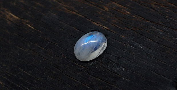 Moonstone  albastru oval - aprox 13.5 x 9.5  mm