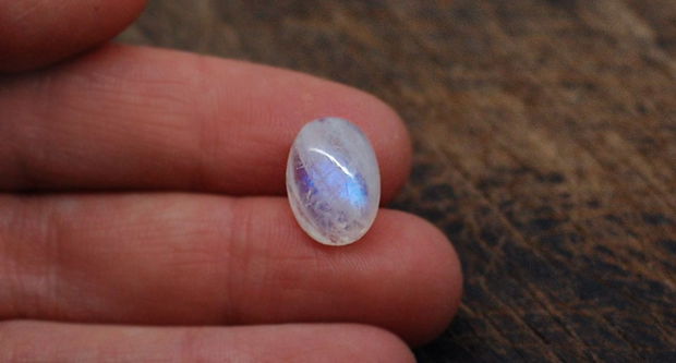 Moonstone  albastru oval - aprox 13.5 x 9.5  mm