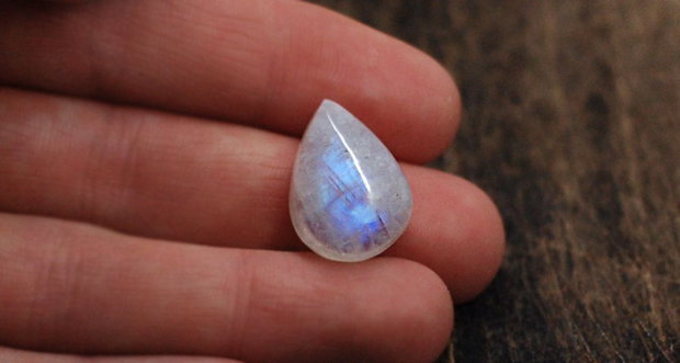 Moonstone albastru - lacrima - aprox aprox 18 x 13 x 7.5 mm