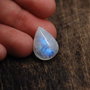 Moonstone albastru - lacrima  - aprox  aprox 18 x 13 x 7.5 mm