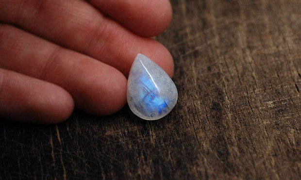 Moonstone albastru - lacrima - aprox aprox 18 x 13 x 7.5 mm