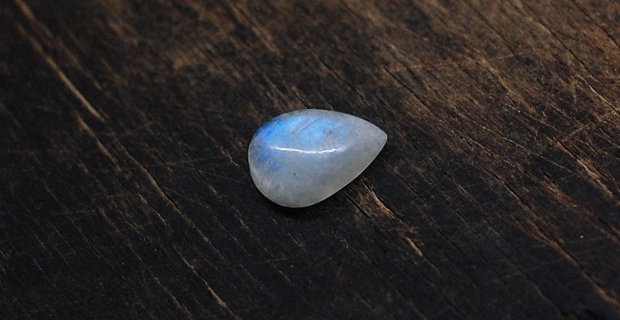 Moonstone albastru - lacrima - aprox aprox 18 x 13 x 7.5 mm