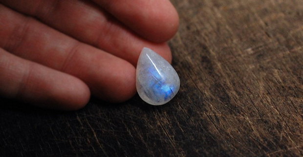Moonstone albastru - lacrima - aprox aprox 18 x 13 x 7.5 mm