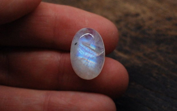 Moonstone rainbow oval - aprox 17 x 12 mm