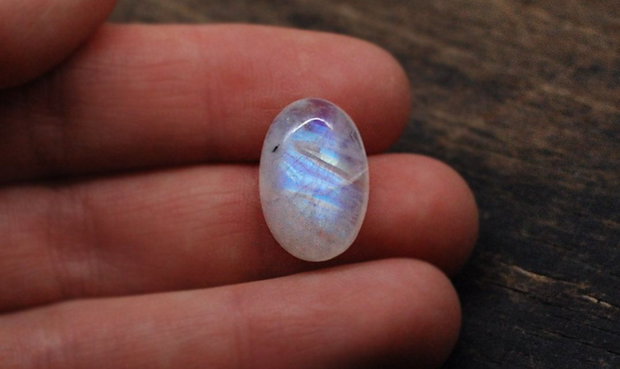 Moonstone rainbow oval - aprox 17 x 12 mm