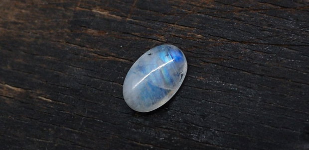 Moonstone rainbow oval - aprox 17 x 12 mm