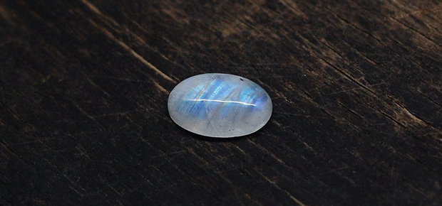 Moonstone rainbow oval - aprox 17 x 12 mm