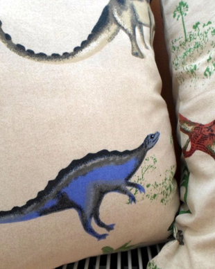 pernute cu dinozauri