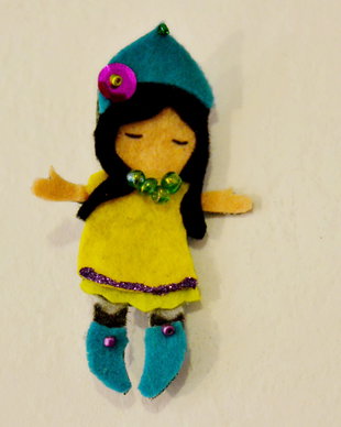 Brosa Martisor - Papusica cu caciulita