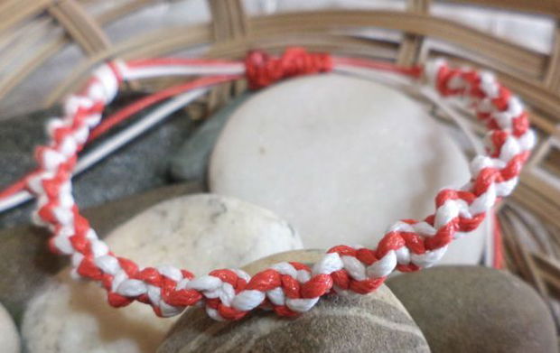 Bratara martisor/bratara micromacrame/bratara alb rosu